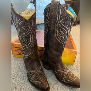CORRAL HONEY EMBROIDERY AND STUDS BOOTS